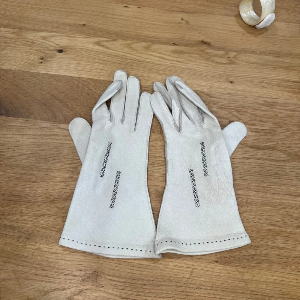 Vintage White Leather Gauntlet Gloves Black Contrast Zigzag Stitch Mid Length‎